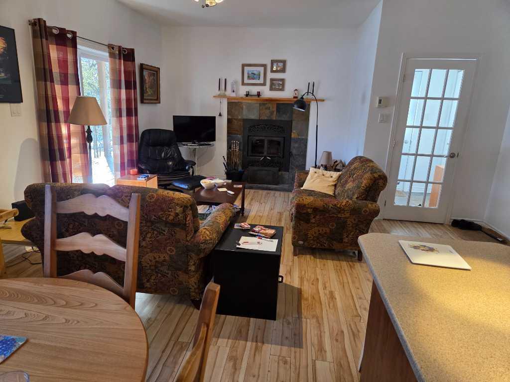 Sutton - Joli 4½ au rez-de-chaussée, à louer à l’année, 1500$/mois. Meublé et impeccable. | 3237520