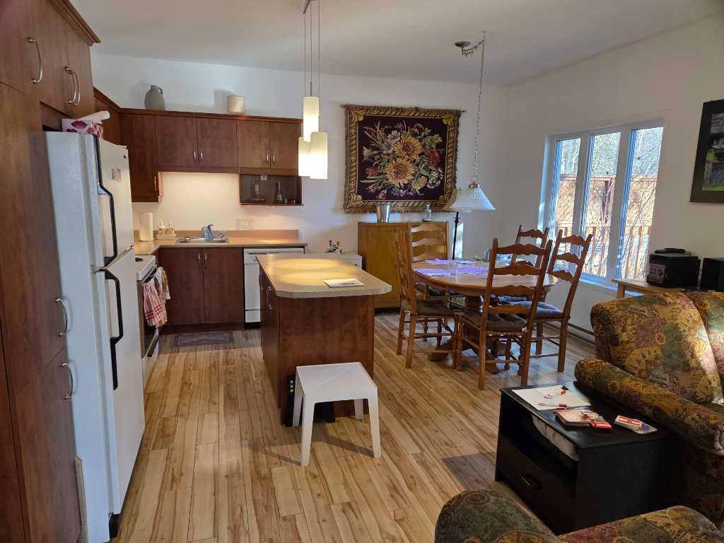 Sutton - Joli 4½ au rez-de-chaussée, à louer à l’année, 1500$/mois. Meublé et impeccable. | 3237520