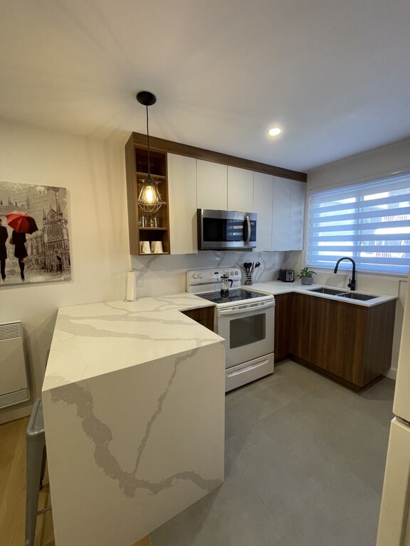 Grand 4 1/2 Meublé Et Entièrement Rénové | 3238378