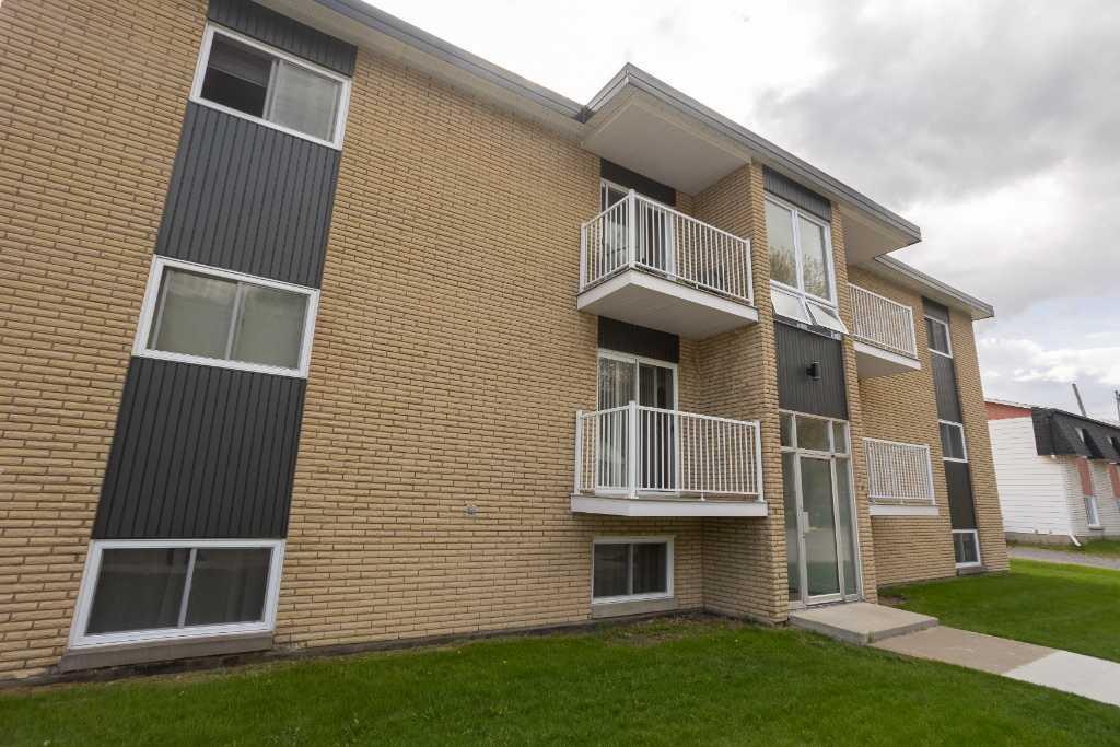 4 1/2 AU 1ER ÉTAGE DISPONIBLE MAINTENANT ! | 3238542