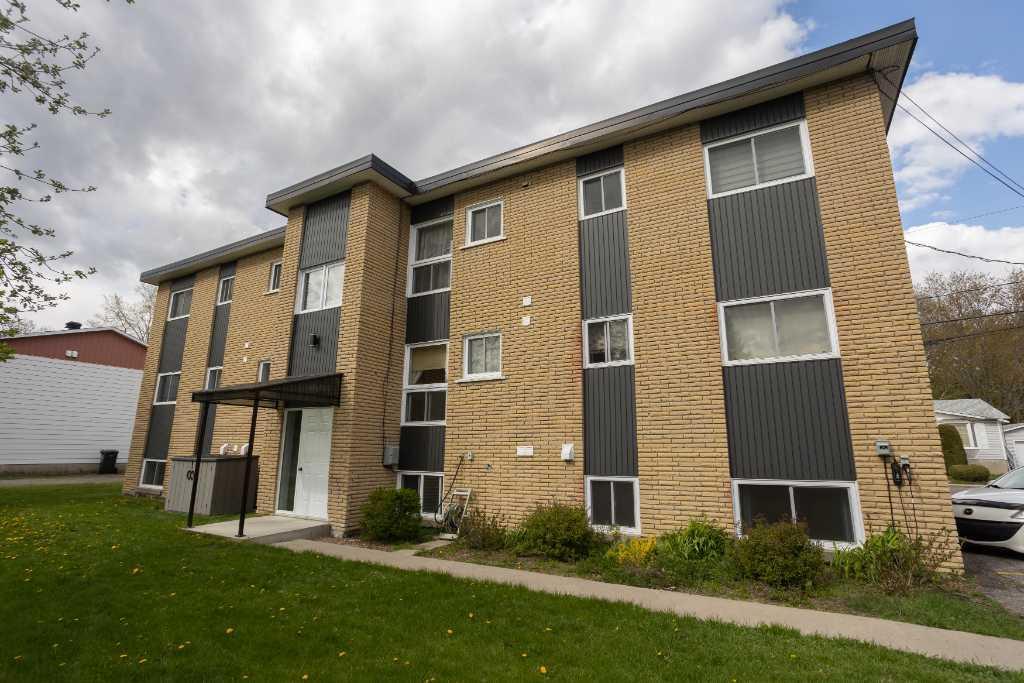 4 1/2 AU 1ER ÉTAGE DISPONIBLE MAINTENANT ! | 3238542