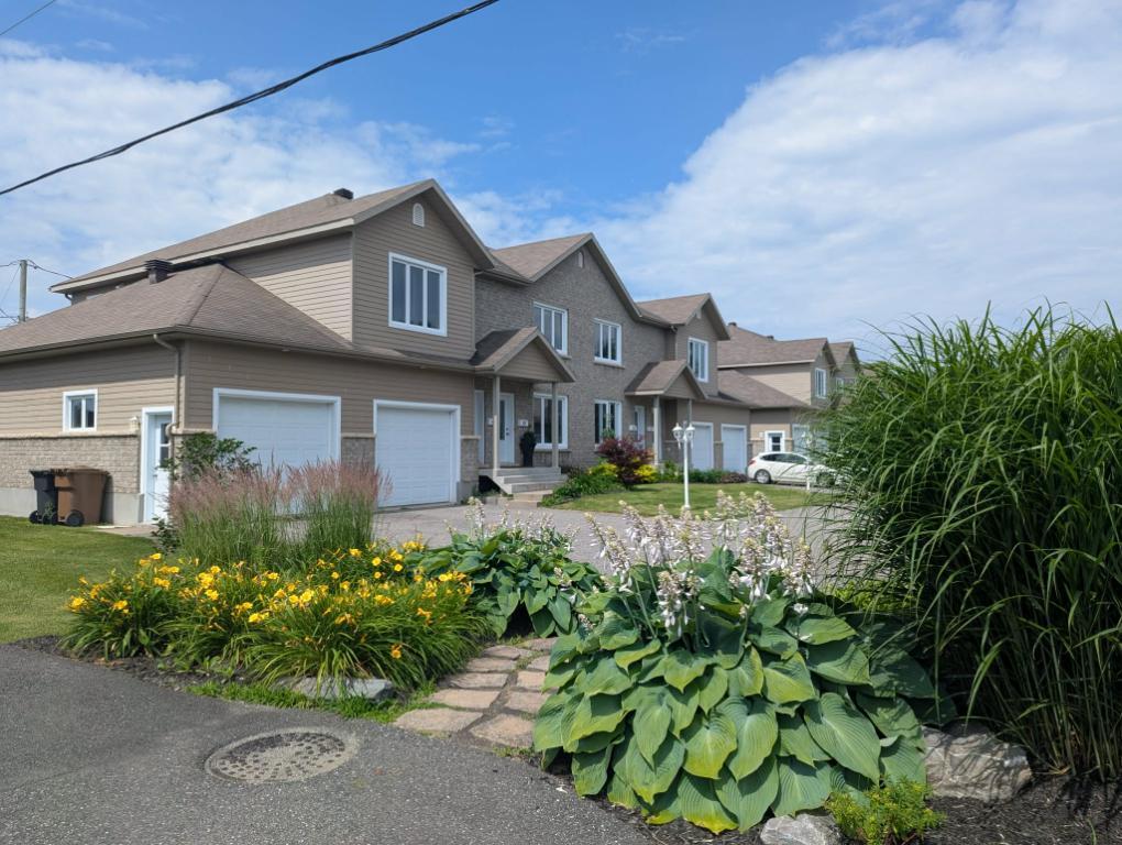 Grand condo à louer avec garage et remise | 3238563