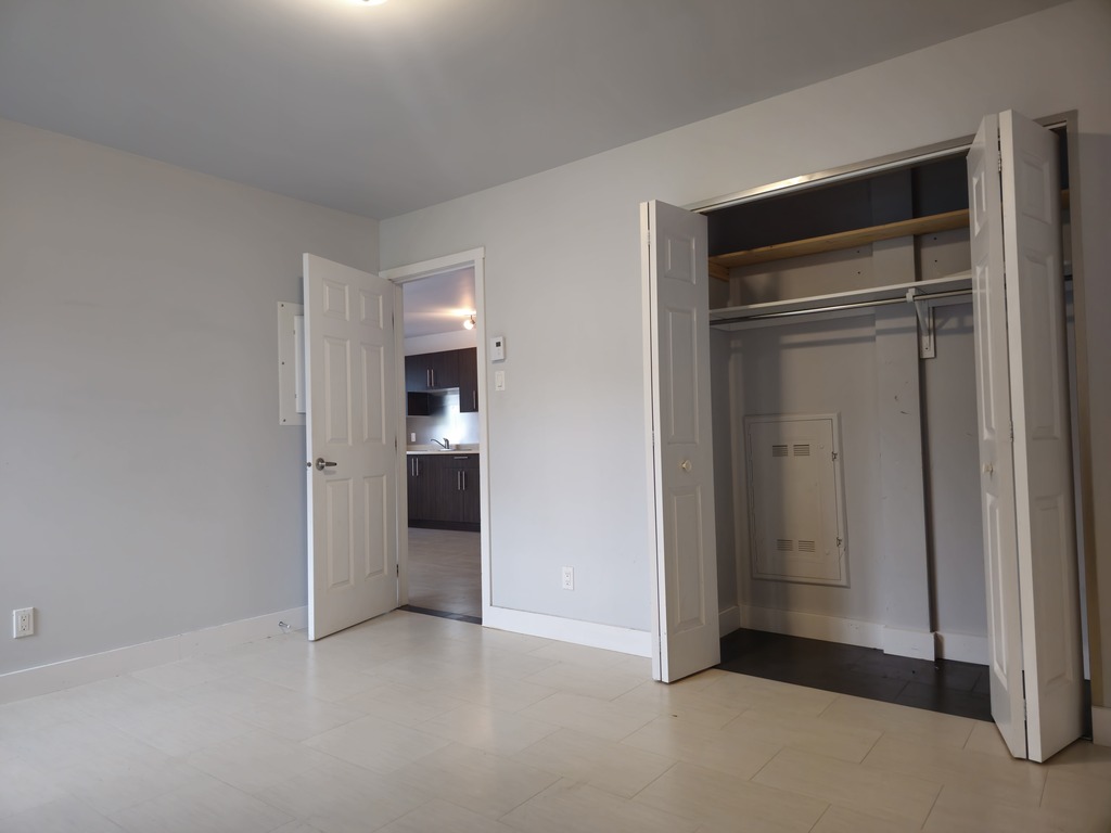 3 1/2 Moderne Situé Au Mont-Bellevue | 3239151