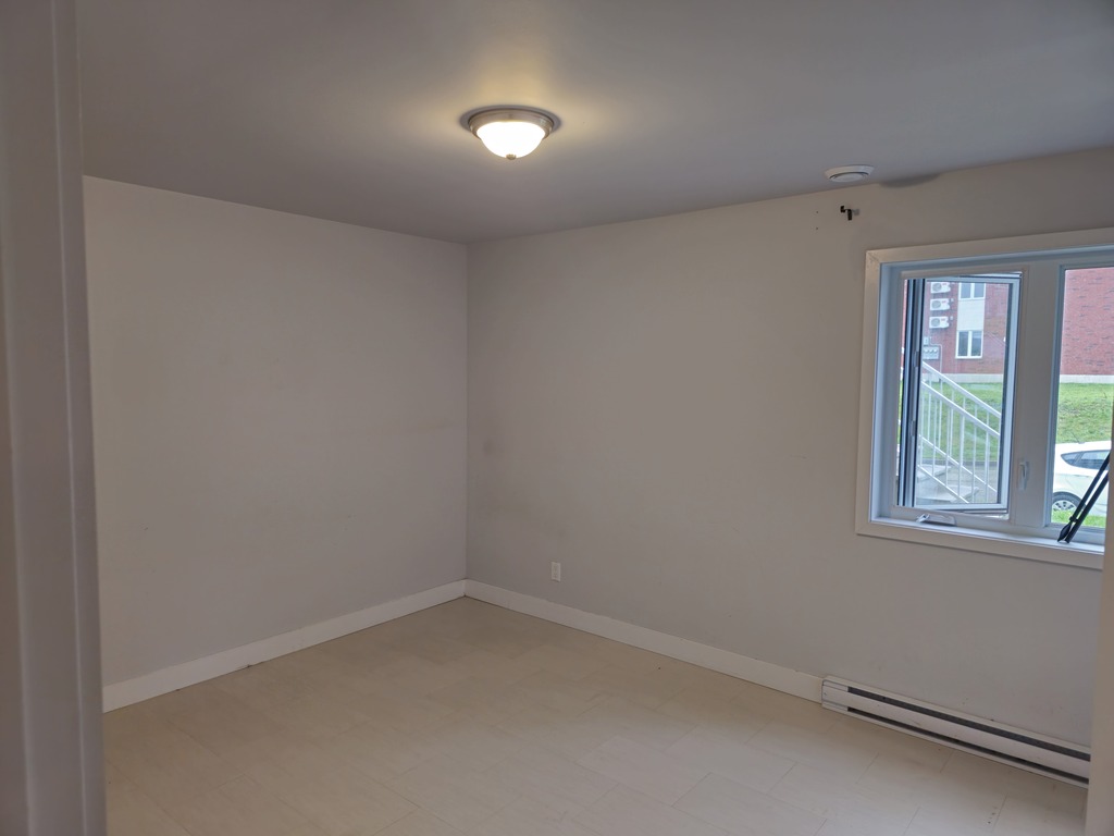 3 1/2 Moderne Situé Au Mont-Bellevue | 3239151