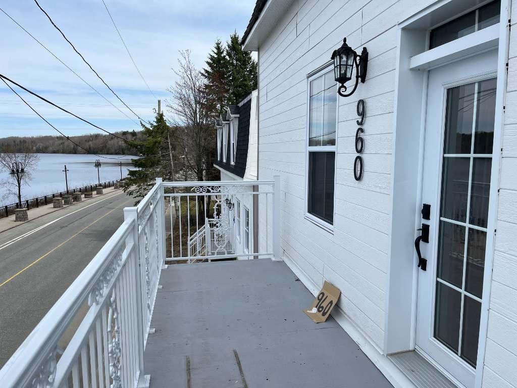 AVEC VUE SUR LA RIVIERE ST-MAURICE | 3239473