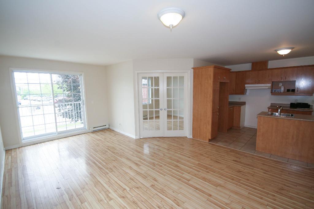 Condo, 5 1/2 Saint-Hubert, libre 1er juillet 2026, Électricité incluse, Air climatisé | 3239524