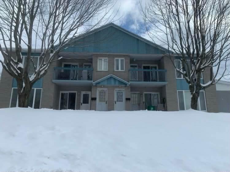 GRAND 4 1/2 RÉNOVÉ - REZ-DE-CHAUSSÉE - FACE À UN PARC - DISPONIBLE 1ER MAI | 3240420