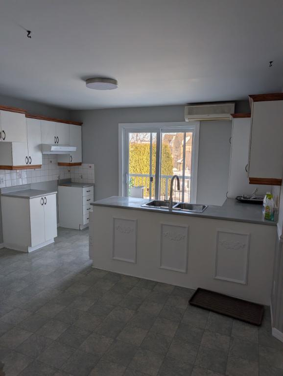 Condo 5 1/2, a louer , lumineux et bien situé . | 3240421