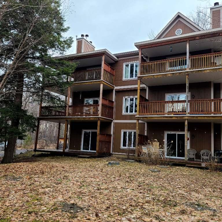 Sutton - Joli 4½ au dernier étage, à louer à l’année, 1500$/mois. | 3240426