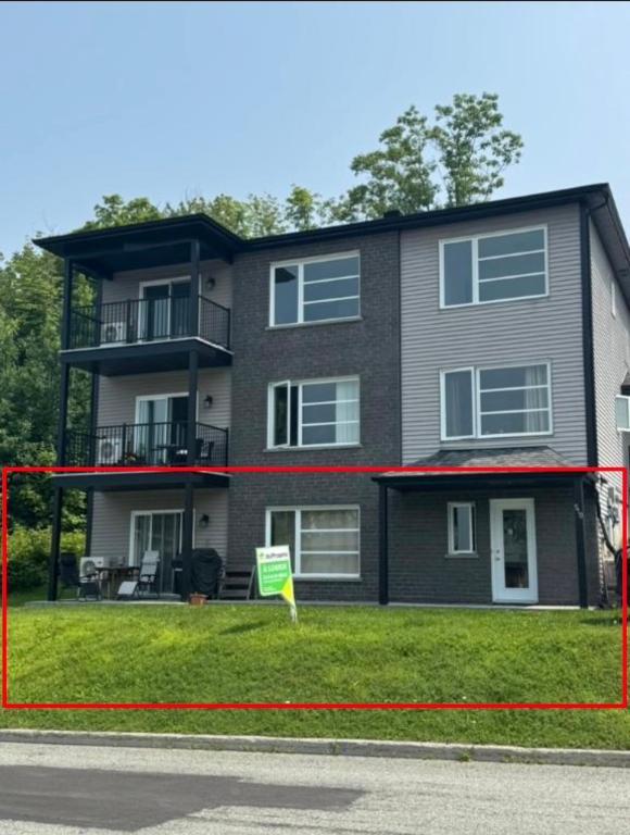 Magog - condo / apartement à louer avec une vue spectaculaire disponible le 1 juillet ou quelques jours avant. | 3240432