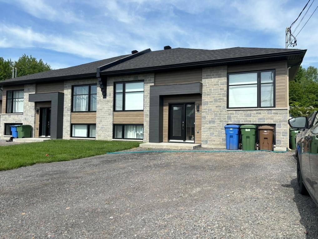 Bachelor au demi-sous-sol d’une maison jumelée, 4 1/2. 1000pi2. | 3240847