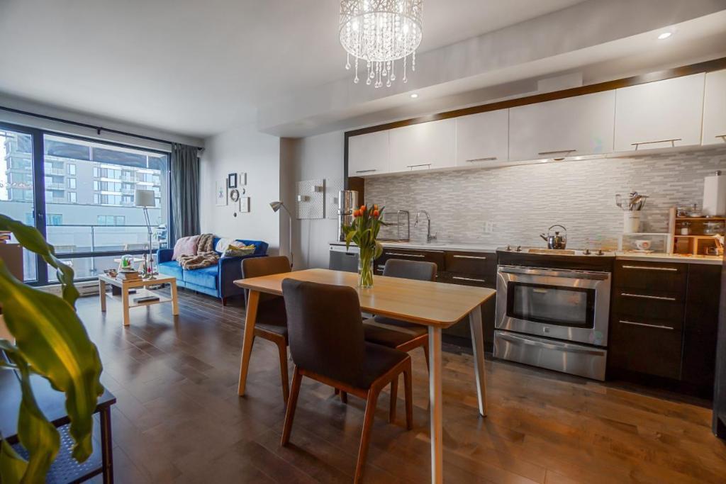 Condo 3 ½ + Den à louer (REM) | 3240863