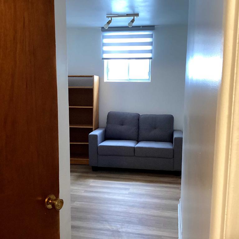 Montreal/Ahuntsic 2 1/2 sous-sol app 2: disponible | 3241427