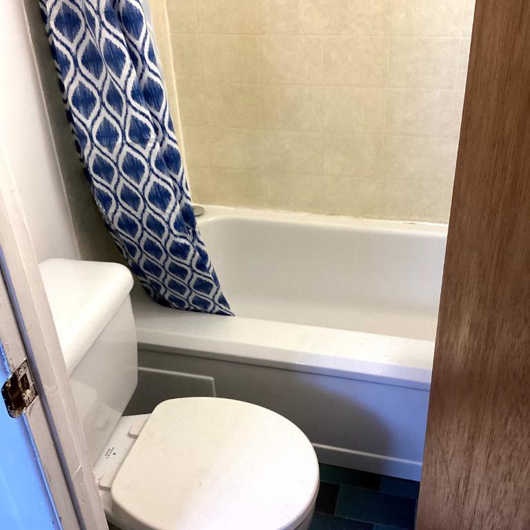 Montreal/Ahuntsic 2 1/2 sous-sol app 2: disponible | 3241427