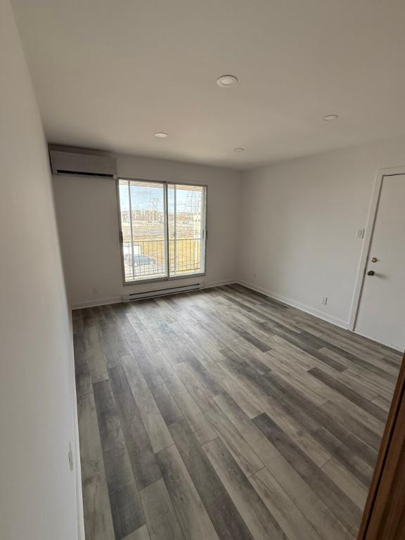 APPARTEMENT 4 1/2 A ST-CONSTANT AVEC 2 CHAMBRES À COUCHER FERMÉES AU DERNIER ETAGE | 3241474