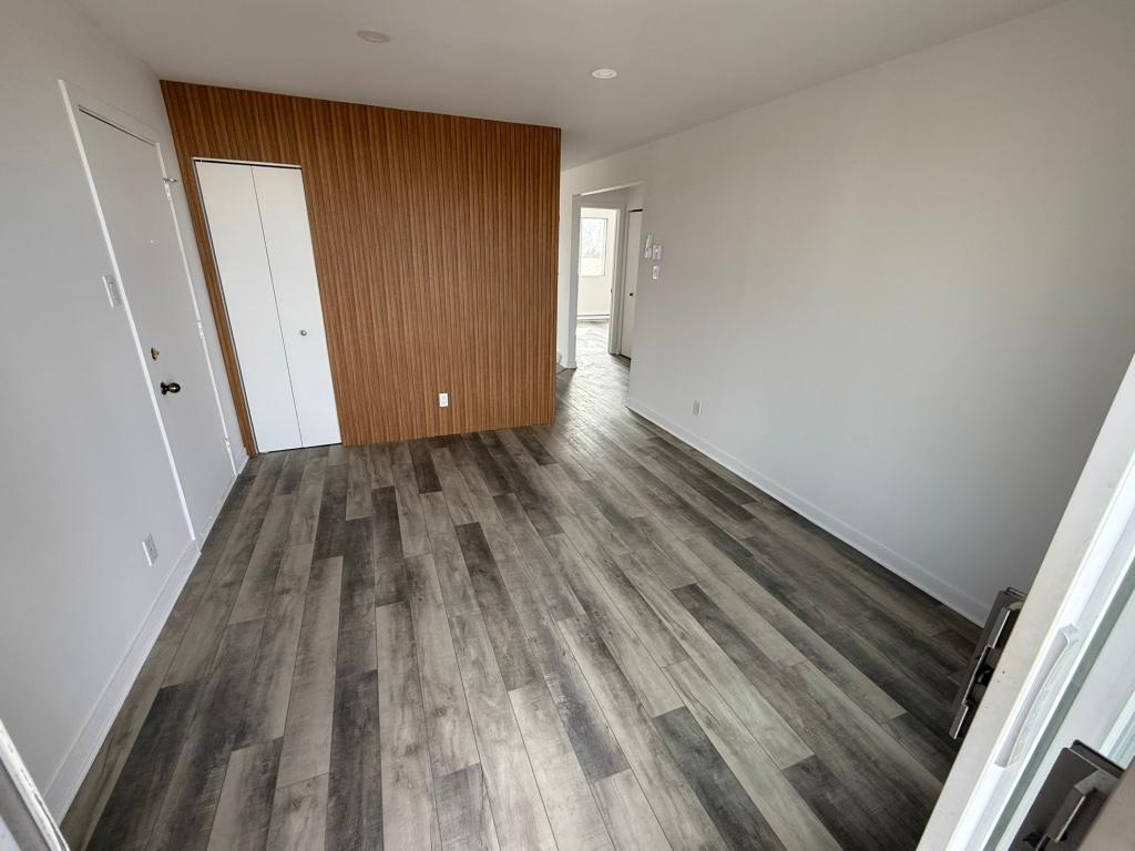 APPARTEMENT 4 1/2 A ST-CONSTANT AVEC 2 CHAMBRES À COUCHER FERMÉES AU DERNIER ETAGE | 3241474