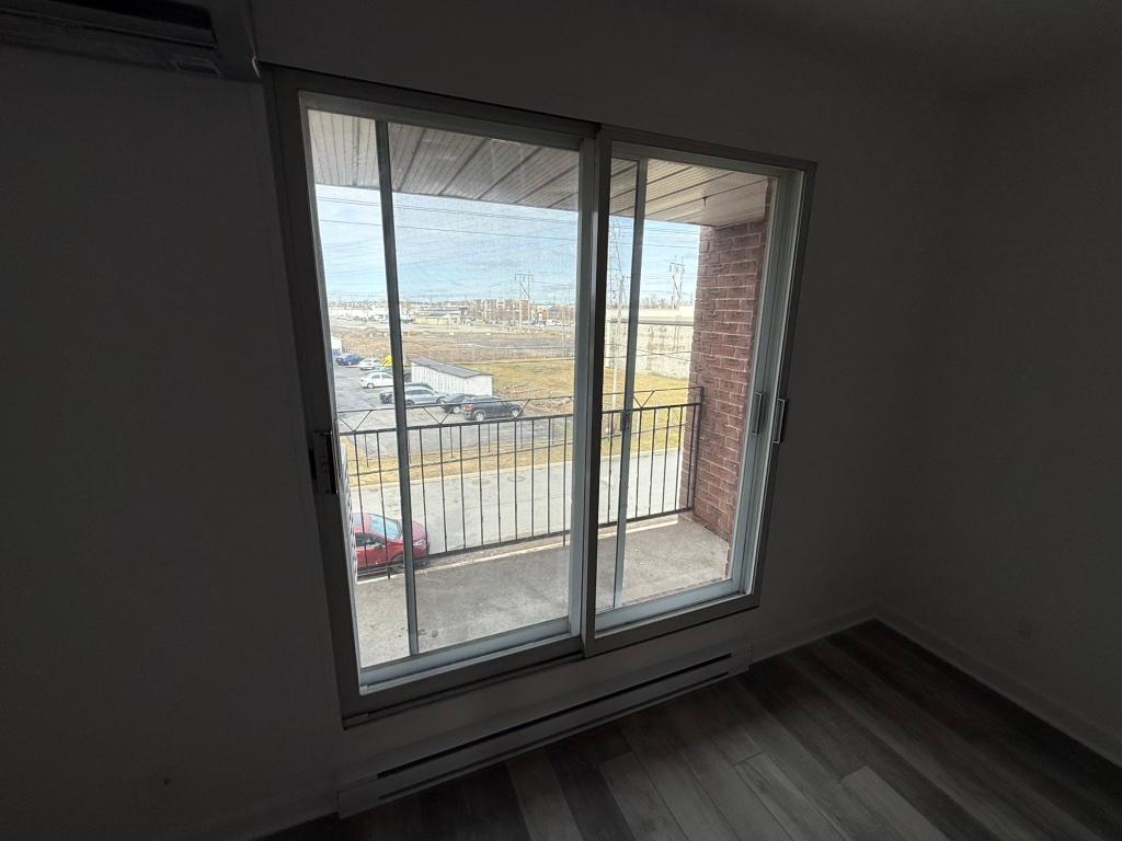 APPARTEMENT 4 1/2 A ST-CONSTANT AVEC 2 CHAMBRES À COUCHER FERMÉES AU DERNIER ETAGE | 3241474