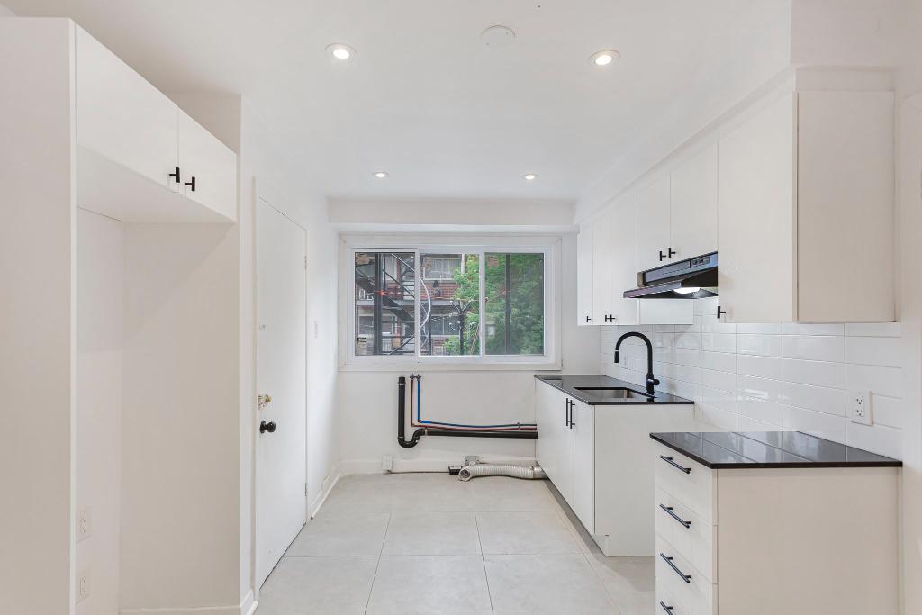 LUMINEUX 4 1/2 RÉNOVÉ AVEC AIR CLIMATISÉ ET STATIONNEMENT ($) | 3241478