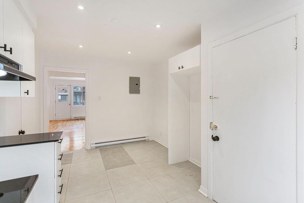 LUMINEUX 4 1/2 RÉNOVÉ AVEC AIR CLIMATISÉ ET STATIONNEMENT ($) | 3241478