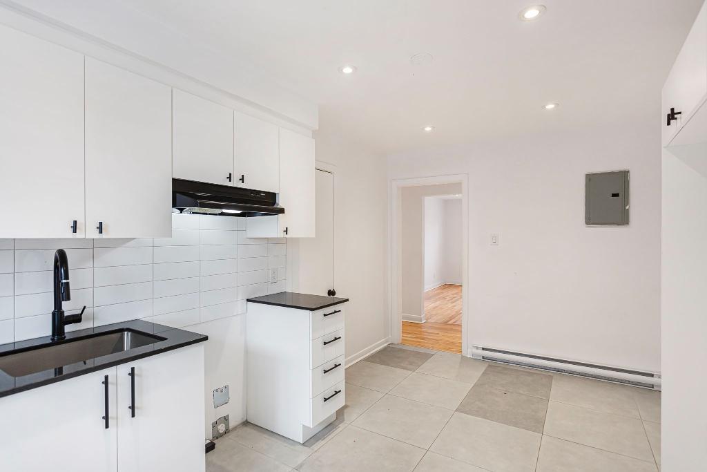 LUMINEUX 4 1/2 RÉNOVÉ AVEC AIR CLIMATISÉ ET STATIONNEMENT ($) | 3241478