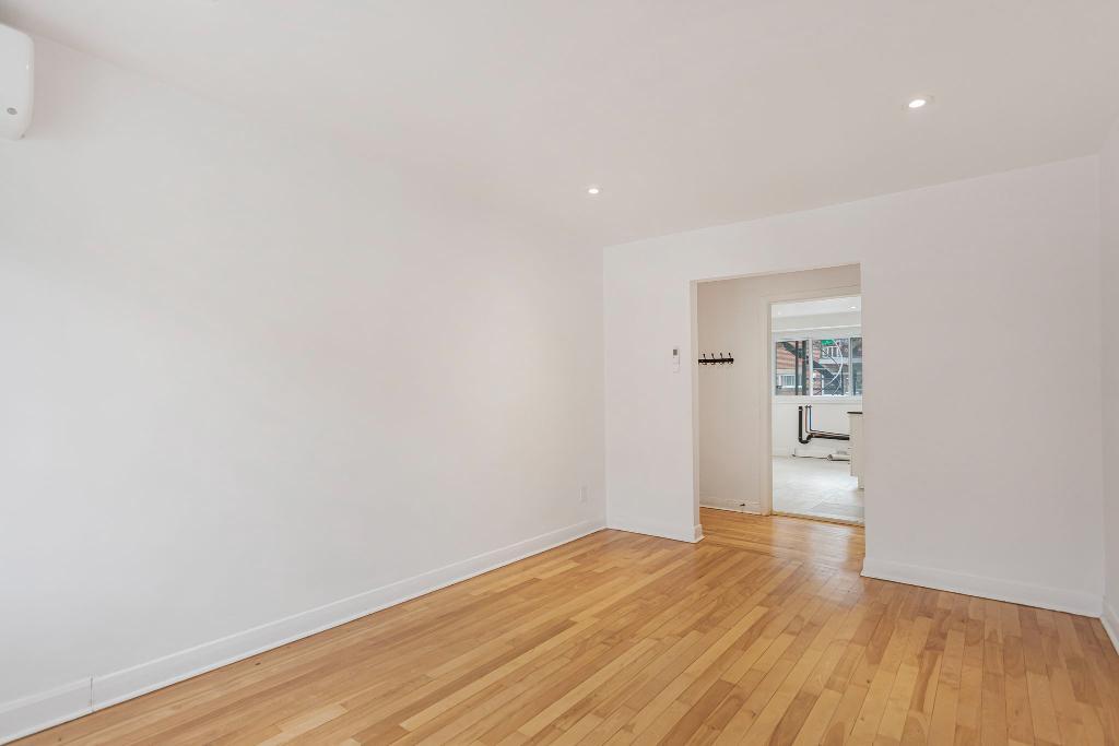 LUMINEUX 4 1/2 RÉNOVÉ AVEC AIR CLIMATISÉ ET STATIONNEMENT ($) | 3241478