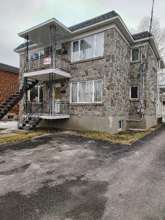À St Jérôme haut de duplex 5 1/2..3 chambres près de la gare et centre ville et de tout les commodités | 3241480