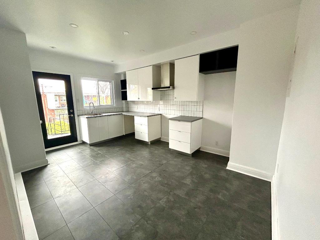 Grand 4 1/2 contemporain au 2e étage d’un triplex à louer | 3241495