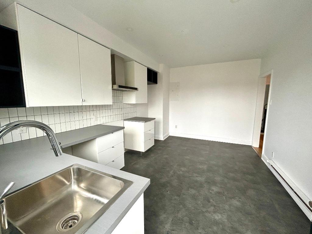 Grand 4 1/2 contemporain au 2e étage d’un triplex à louer | 3241495