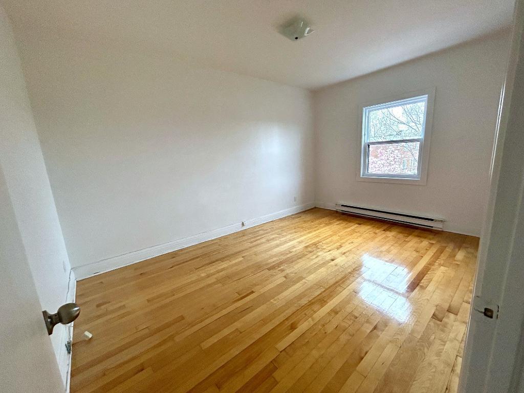 Grand 4 1/2 contemporain au 2e étage d’un triplex à louer | 3241495