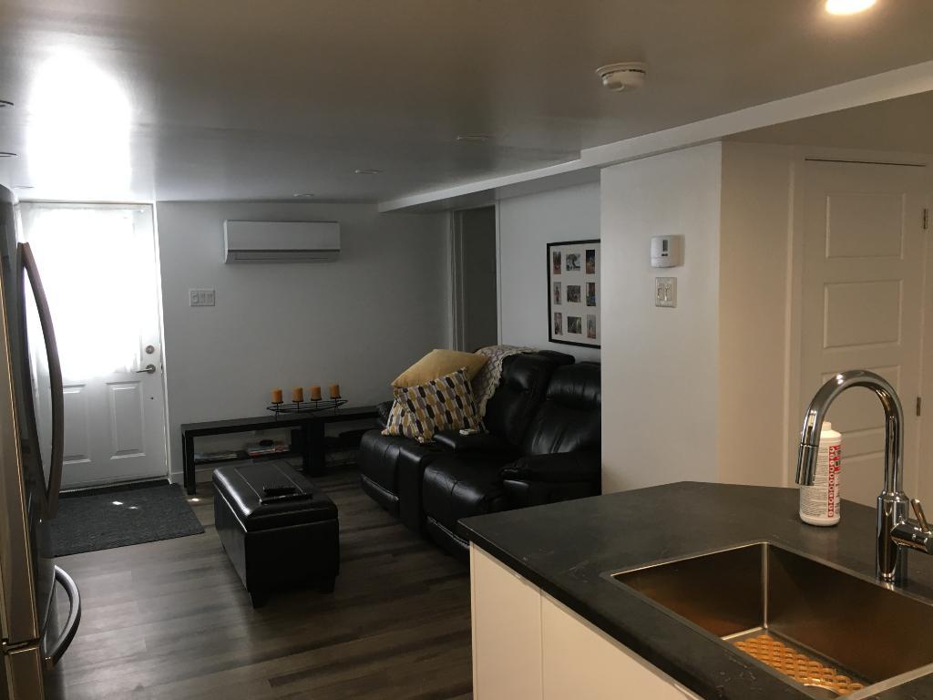 3 1/2 comprenant une pièce supplémentaire pour bureau ou rangement, demi sous-sol d'un triplex à louer | 3283289