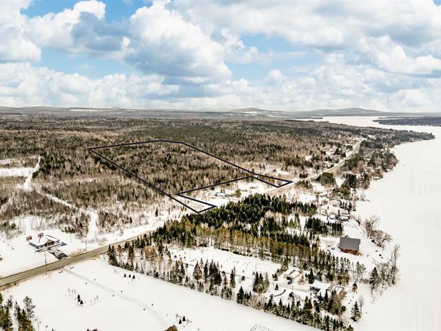 Disraeli-Paroisse, à proximité du lac Aylmer. Rareté ! Unique sur le marché, terre à bois de 18 acres entièrement boisée, bordée par une belle rivière | 3278883