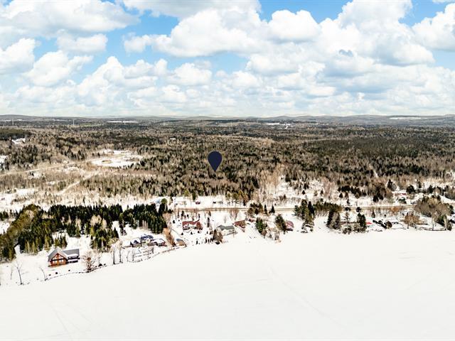 Disraeli-Paroisse, à proximité du lac Aylmer. Rareté ! Unique sur le marché, terre à bois de 18 acres entièrement boisée, bordée par une belle rivière | 3278883