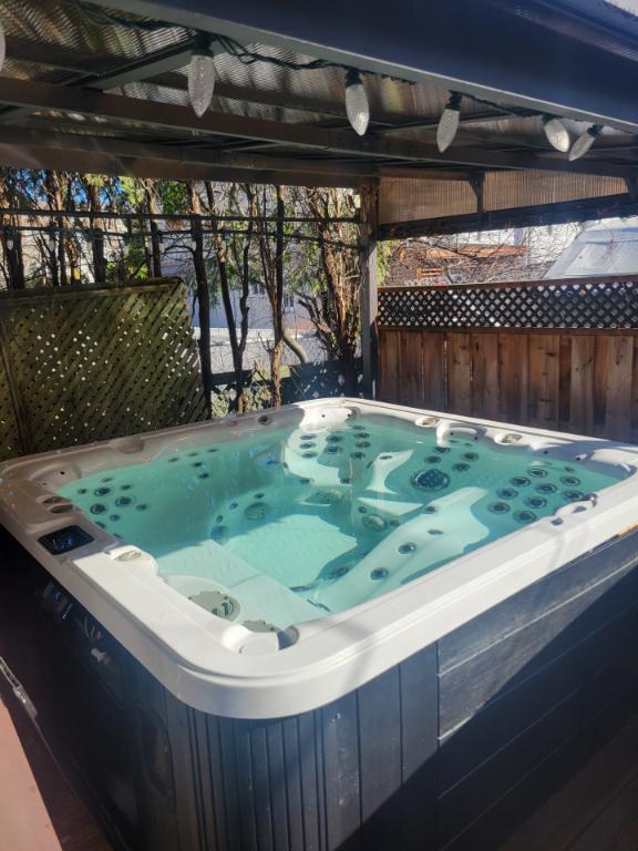 À louer, grande maison semi-détachée(7-1/2) 3-4 chambres et SPA - To rent, large semi-detached house (7.5) with 3-4 bedrooms and HOT TUB | 3277595