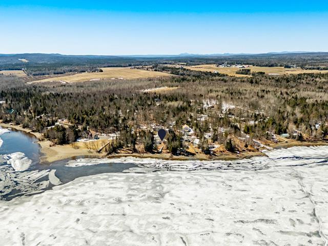 Grand Lac St-François, secteur Sainte-Praxède. RARETÉ, PLAGE privée au bord de l’eau. Terrain de +/-15 000 pi.ca. avec 100 pi de façade sur le lac. | 3282920