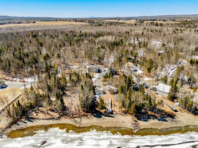 Grand Lac St-François, secteur Sainte-Praxède. RARETÉ, PLAGE privée au bord de l’eau. Terrain de +/-15 000 pi.ca. avec 100 pi de façade sur le lac. | 3282920