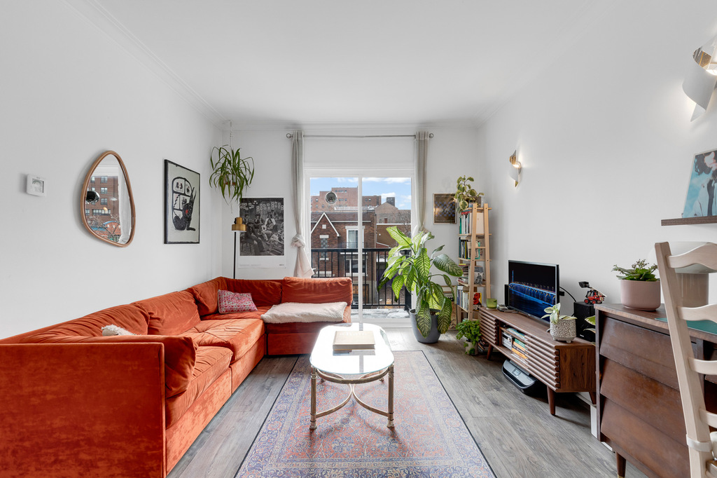 Apartement Spacieux En Face Du Métro | 3266544