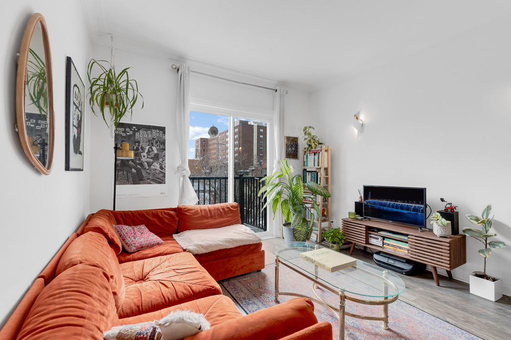 Apartement Spacieux En Face Du Métro | 3266544