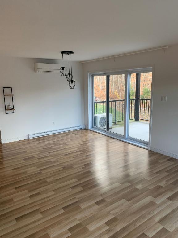 Superbe logement 5 1/2 à St-Nicolas, 2ème étage, climatisé, 2 STATIONNEMENTS EXTÉRIEURS INCLUS, LIBRE LE 1IER JUILLET 2026 | 3276801