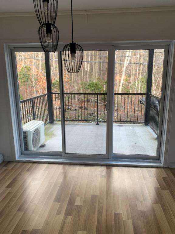Superbe logement 5 1/2 à St-Nicolas, 2ème étage, climatisé, 2 STATIONNEMENTS EXTÉRIEURS INCLUS, LIBRE LE 1IER JUILLET 2026 | 3276801