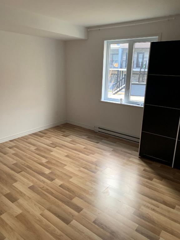 Superbe logement 5 1/2 à St-Nicolas, 2ème étage, climatisé, 2 STATIONNEMENTS EXTÉRIEURS INCLUS, LIBRE LE 1IER JUILLET 2026 | 3276801