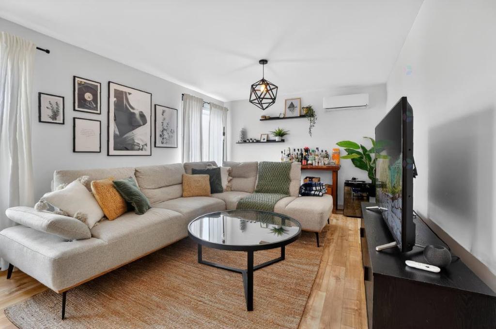 Très beau logement - 1 juillet 2026 (3 chambres & sous-sol), à proximité du bassin (fort) de Chambly | 3276860