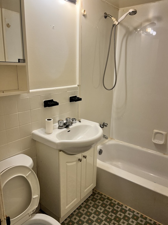 4 1/2 Sur Bellechasse, | 3281756
