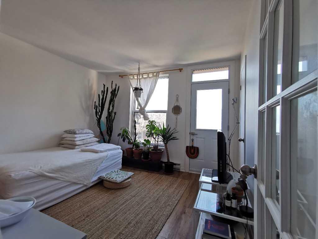 Grand 4 ½ lumineux sur Le Plateau – Disponible juillet – 4671 Avenue Papineau – 1 840$/mois (Entre Mont-Royal et St-Joseph) | 3277596