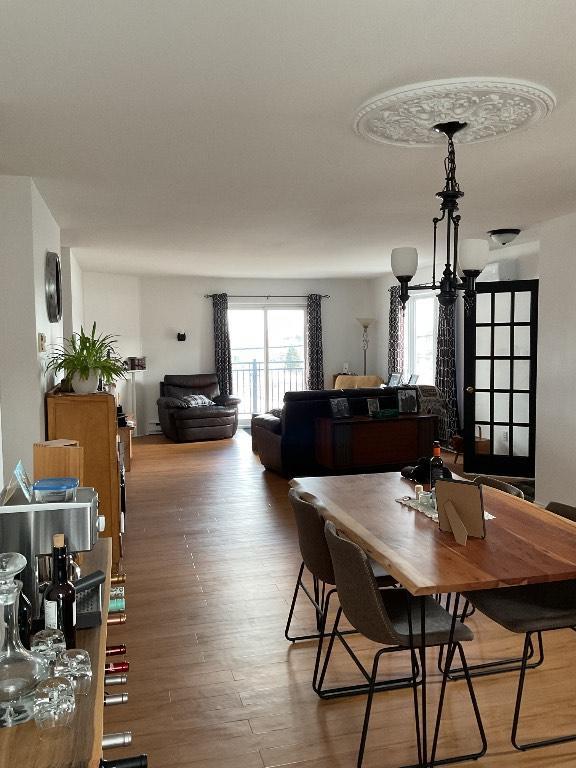41/2 grand et lumineux 2ème étage dans triplex pour personne seule 50 ans et plus tranquille références et enquête exigées. | 3283320