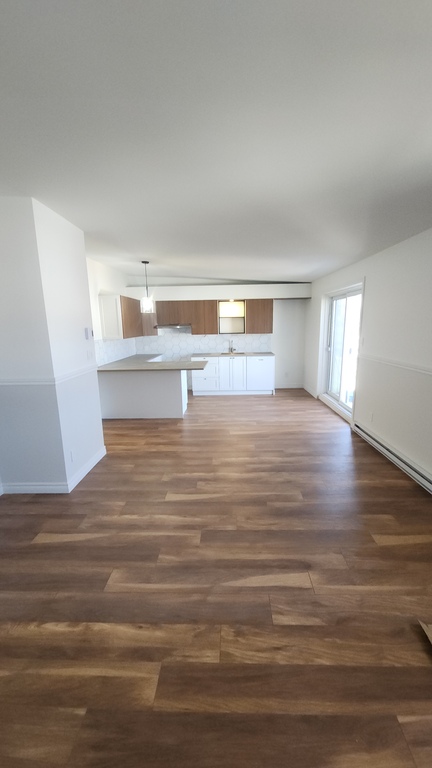 5 ½ 2 Ch. + Bureau - Rénové – Cuisine & | 3265952