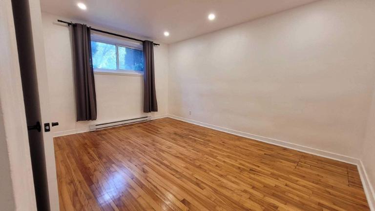 TRES GRAND 3 1/2 - 3485 ELLENDALE - RECEMMENT RENOVE | 3280088