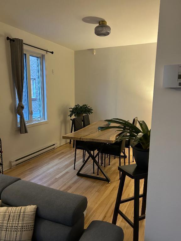 RDC rénové avec cour privée, en face d’un parc | 3282757