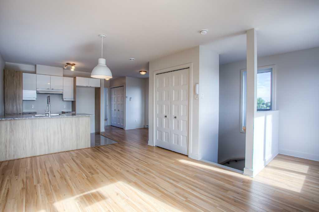APPARTEMENT 4 1\2 + GRAND BALCON PRIVÉ + STATIONNEMENT | 3283620