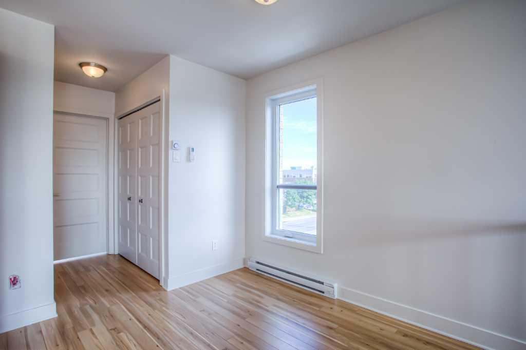 APPARTEMENT 4 1\2 + GRAND BALCON PRIVÉ + STATIONNEMENT | 3283620