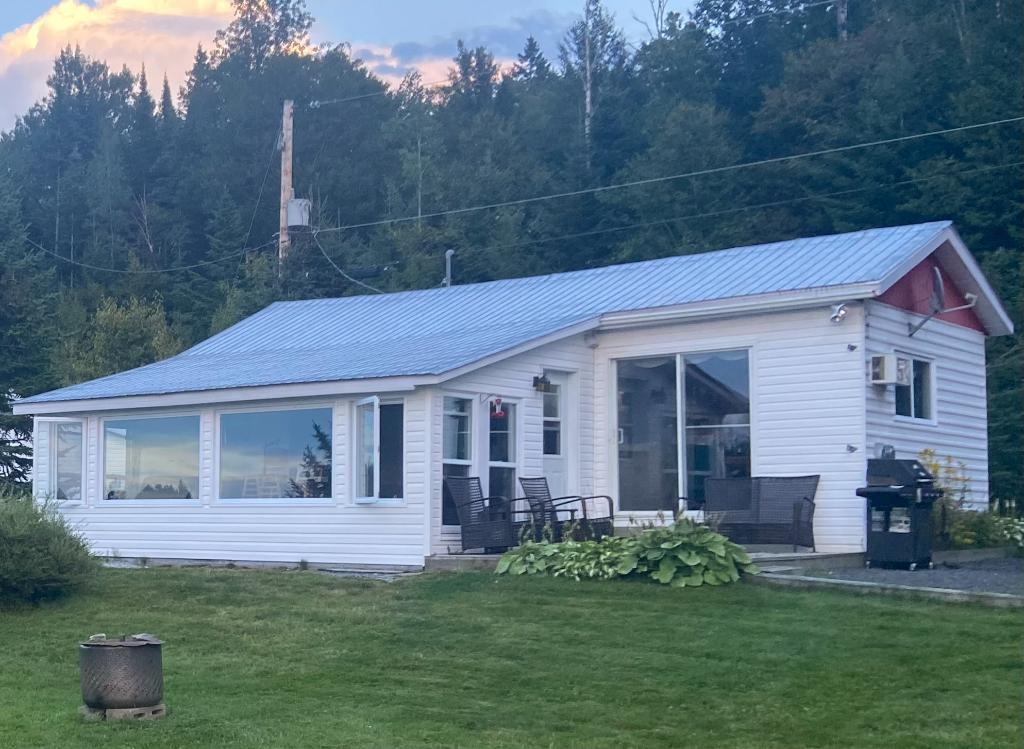 Petit chalet au bord d'un lac naturel tranquille ensemencé de truites | 3277598